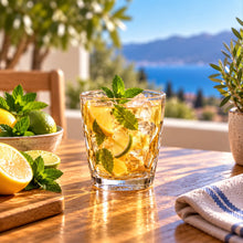 Lade das Bild in den Galerie-Viewer, OONYQ Essential Tumbler 300 ml – bruchsicherer Tumbler aus Tritan mit Facettenschliff mit Zitronen-Limetten-Drink auf der Terrasse