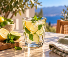 Lade das Bild in den Galerie-Viewer, OONYQ Essential Tumbler 300 ml – bruchsicherer Tumbler aus Tritan mit Facettenschliff mit Gurken-Limetten-Drink