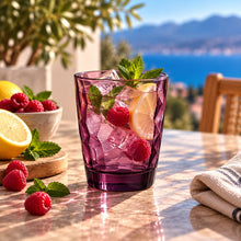 Lade das Bild in den Galerie-Viewer, OONYQ Essential Tumbler Rosé 300 ml – bruchsicherer Tumbler aus Tritan in Beerenfarbe mit Facettenschliff mit Himbeer-Zitronen-Drink auf der Terrasse
