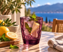 Lade das Bild in den Galerie-Viewer, OONYQ Essential Tumbler Rosé 300 ml – bruchsicherer Tumbler aus Tritan in Beerenfarbe mit Facettenschliff mit Zitronenwasser und Minze