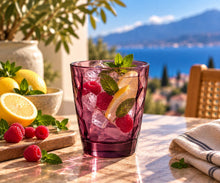 Lade das Bild in den Galerie-Viewer, OONYQ Essential Tumbler Rosé 300 ml – bruchsicherer Tumbler aus Tritan in Beerenfarbe mit Facettenschliff mit Himbeer-Limonade
