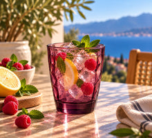 Lade das Bild in den Galerie-Viewer, OONYQ Essential Tumbler Rosé 300 ml – bruchsicherer Tumbler aus Tritan in Beerenfarbe mit Facettenschliff mit Himbeeren und Zitrone