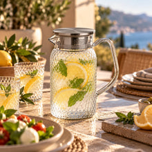 Lade das Bild in den Galerie-Viewer, OONYQ Legacy Karaffe 1000 ml – bruchsichere Karaffe aus Tritan mit Rautenmuster und Edelstahldeckel mit Zitronenwasser und Minze