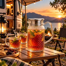 Lade das Bild in den Galerie-Viewer, OONYQ Legacy Karaffe 1000 ml – bruchsichere Karaffe aus Tritan mit Rautenmuster und Edelstahldeckel mit Eistee beim Camping