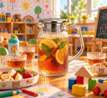 Lade das Bild in den Galerie-Viewer, OONYQ Legacy Karaffe 1000 ml – bruchsichere Karaffe aus Tritan mit Rautenmuster und Edelstahldeckel mit Eistee im Kinderzimmer