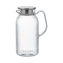 Lade das Bild in den Galerie-Viewer, OONYQ Legacy Karaffe 1800 ml – bruchsichere Karaffe aus Tritan mit Rautenmuster und Edelstahldeckel – Produktansicht