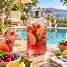 Lade das Bild in den Galerie-Viewer, OONYQ Legacy Karaffe 1800 ml – bruchsichere Karaffe aus Tritan mit Rautenmuster und Edelstahldeckel mit Beeren-Limonade am Pool