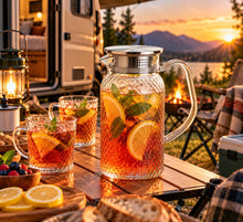 Lade das Bild in den Galerie-Viewer, OONYQ Legacy Karaffe 1800 ml – bruchsichere Karaffe aus Tritan mit Rautenmuster und Edelstahldeckel mit Eistee beim Camping bei Sonnenuntergang