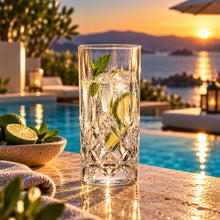 Lade das Bild in den Galerie-Viewer, OONYQ Legacy Tumbler 410 ml – bruchsicheres Longdrinkglas aus Tritan in Kristallschliff-Optik mit Mojito am Pool bei Sonnenuntergang