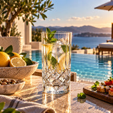 Lade das Bild in den Galerie-Viewer, OONYQ Legacy Tumbler 410 ml – bruchsicheres Longdrinkglas aus Tritan in Kristallschliff-Optik mit Mojito und Zitrone auf der Terrasse