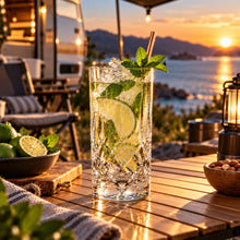 Lade das Bild in den Galerie-Viewer, OONYQ Legacy Tumbler 410 ml – bruchsicheres Longdrinkglas aus Tritan in Kristallschliff-Optik mit Mojito vor dem Wohnmobil