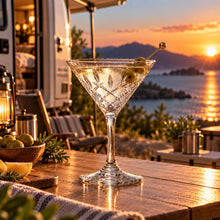 Lade das Bild in den Galerie-Viewer, OONYQ Legacy Martini 215 ml – bruchsicheres Martiniglas aus Tritan in Kristallschliff-Optik mit Martini vor dem Wohnmobil