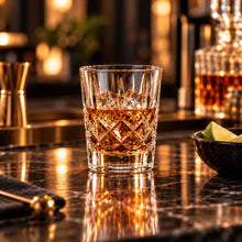 Lade das Bild in den Galerie-Viewer, OONYQ Legacy Shot 60 ml – bruchsicheres Schnapsglas aus Tritan in Kristallschliff-Optik mit Whisky an der Bar