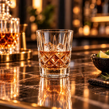 Lade das Bild in den Galerie-Viewer, OONYQ Legacy Shot 60 ml – bruchsicheres Schnapsglas aus Tritan in Kristallschliff-Optik mit Whisky auf Eis an der Bar