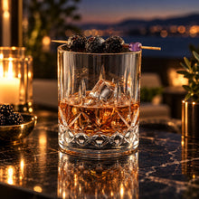 Lade das Bild in den Galerie-Viewer, OONYQ Legacy Tumbler 320 ml – bruchsicherer Tumbler aus Tritan in Kristallschliff-Optik mit Whisky-Cocktail und Brombeeren