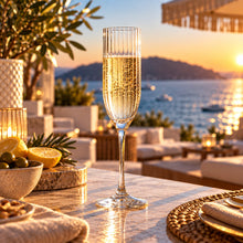 Lade das Bild in den Galerie-Viewer, OONYQ Striped Champagne 180 ml – bruchsichere Sektflöte aus Tritan mit Rillenoptik mit Sekt im Beach Club bei Sonnenuntergang