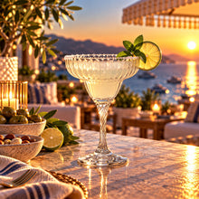 Lade das Bild in den Galerie-Viewer, OONYQ Striped Daiquiri 285 ml – bruchsicheres Daiquiri- und Margaritaglas aus Tritan mit Rillenoptik mit Margarita bei Sonnenuntergang