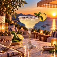 Lade das Bild in den Galerie-Viewer, OONYQ Striped Daiquiri 285 ml – bruchsicheres Daiquiri- und Margaritaglas aus Tritan mit Rillenoptik mit Margarita im Strandrestaurant