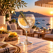 Lade das Bild in den Galerie-Viewer, OONYQ Striped Gin 640 ml – bruchsicheres Gin-Tonic-Glas aus Tritan mit Rillenoptik mit Gin Tonic und Rosmarin