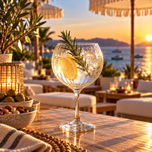 Lade das Bild in den Galerie-Viewer, OONYQ Striped Gin 640 ml – bruchsicheres Gin-Tonic-Glas aus Tritan mit Rillenoptik mit Gin Tonic im Beach Club