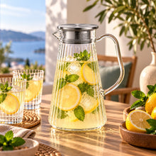 Lade das Bild in den Galerie-Viewer, OONYQ Striped Karaffe 1500 ml – bruchsichere Karaffe aus Tritan mit Rillenoptik und Edelstahldeckel mit Zitronenlimonade und Gläsern