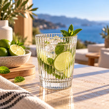 Lade das Bild in den Galerie-Viewer, OONYQ Striped Longdrink 290 ml – bruchsicheres Longdrinkglas aus Tritan mit Rillenoptik mit Limetten-Minz-Drink auf der Terrasse