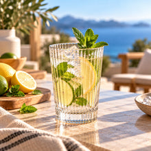 Lade das Bild in den Galerie-Viewer, OONYQ Striped Longdrink 290 ml – bruchsicheres Longdrinkglas aus Tritan mit Rillenoptik mit Zitronen-Minz-Drink mit Meerblick