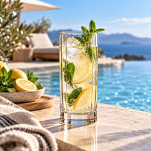 Lade das Bild in den Galerie-Viewer, OONYQ Striped Longdrink 350 ml – bruchsicheres Longdrinkglas aus Tritan mit Rillenoptik mit Mojito mit Meerblick