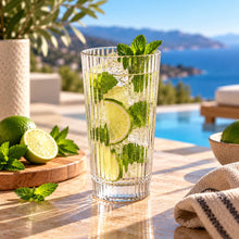 Lade das Bild in den Galerie-Viewer, OONYQ Striped Longdrink 365 ml – bruchsicheres Longdrinkglas aus Tritan mit Rillenoptik mit Mojito am Pool