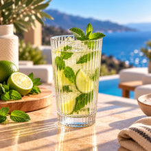 Lade das Bild in den Galerie-Viewer, OONYQ Striped Longdrink 365 ml – bruchsicheres Longdrinkglas aus Tritan mit Rillenoptik mit Limetten-Minz-Drink mit Meerblick