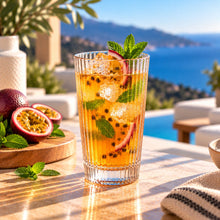 Lade das Bild in den Galerie-Viewer, OONYQ Striped Longdrink 365 ml – bruchsicheres Longdrinkglas aus Tritan mit Rillenoptik mit Maracuja-Drink am Pool