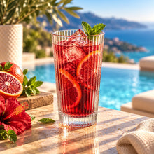 Lade das Bild in den Galerie-Viewer, OONYQ Striped Longdrink 530 ml – bruchsicheres Longdrinkglas aus Tritan mit Rillenoptik mit Blutorangen-Drink am Pool