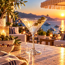 Lade das Bild in den Galerie-Viewer, OONYQ Striped Martini 215 ml – bruchsicheres Martiniglas aus Tritan mit Rillenoptik mit Martini und Oliven bei Sonnenuntergang