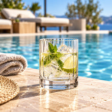 Lade das Bild in den Galerie-Viewer, OONYQ Striped Tumbler 260 ml – bruchsicherer Tumbler aus Tritan mit Rillenoptik mit Zitronen-Drink am Pool