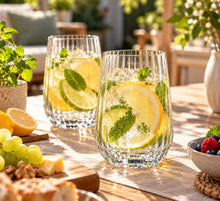 Lade das Bild in den Galerie-Viewer, OONYQ Striped Tumbler 350 ml – bruchsicherer Tumbler aus Tritan mit Rillenoptik mit Zitronenlimonade auf der Terrasse