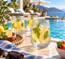 Lade das Bild in den Galerie-Viewer, OONYQ Striped Tumbler 350 ml – bruchsicherer Tumbler aus Tritan mit Rillenoptik mit Zitronenlimonade am Pool