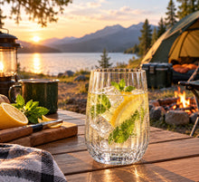 Lade das Bild in den Galerie-Viewer, OONYQ Striped Tumbler 350 ml – bruchsicherer Tumbler aus Tritan mit Rillenoptik mit Zitronenlimonade beim Camping am See