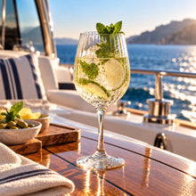 Lade das Bild in den Galerie-Viewer, OONYQ Striped Wine 420 ml – bruchsicheres Weinglas aus Tritan mit Rillenoptik mit Hugo an Bord einer Yacht