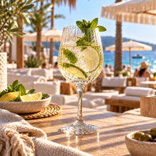 Lade das Bild in den Galerie-Viewer, OONYQ Striped Wine 420 ml – bruchsicheres Weinglas aus Tritan mit Rillenoptik mit Hugo im Beach Club