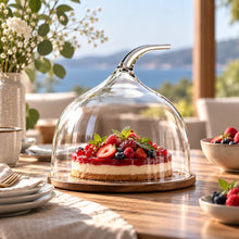 Lade das Bild in den Galerie-Viewer, OONYQ Crystal Cake Cover Ø 257 mm – bruchsichere Tortenhaube aus Tritan mit geschwungenem Griff über Erdbeerkuchen auf Holzplatte