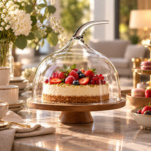 Lade das Bild in den Galerie-Viewer, OONYQ Crystal Cake Cover Ø 257 mm – bruchsichere Tortenhaube aus Tritan mit geschwungenem Griff über Cheesecake auf Tortenständer
