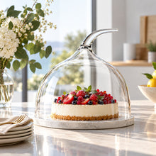Lade das Bild in den Galerie-Viewer, OONYQ Crystal Cake Cover Ø 257 mm – bruchsichere Tortenhaube aus Tritan mit geschwungenem Griff über Beerentorte im Café