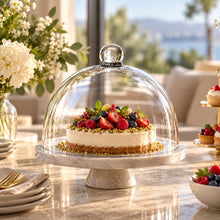 Lade das Bild in den Galerie-Viewer, OONYQ Crystal Cake Cover Ø 260 mm – bruchsichere Tortenhaube aus Tritan mit Knauf über Beeren-Cheesecake auf Tortenständer