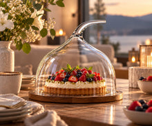 Lade das Bild in den Galerie-Viewer, OONYQ Crystal Cake Cover Ø 308 mm – bruchsichere Tortenhaube aus Tritan mit geschwungenem Griff über Beerentorte auf Holzplatte