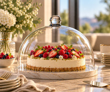 Lade das Bild in den Galerie-Viewer, OONYQ Crystal Cake Cover Ø 310 mm – bruchsichere Tortenhaube aus Tritan mit Knauf über Obsttorte auf dem Buffet mit Meerblick