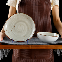 Lade das Bild in den Galerie-Viewer, Handbemalter Frühstücksteller Ø 21 cm aus Keramik – Potosi Creme, in Hand gehalten