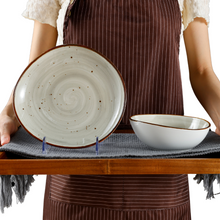 Lade das Bild in den Galerie-Viewer, Keramik Tellerset Potosi Creme – dekorierte Ansicht mit Besteck & Ambiente