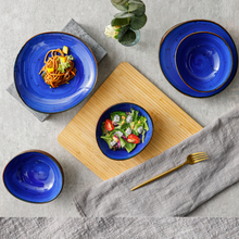 Lade das Bild in den Galerie-Viewer, Frühstücksteller Ø 21 cm und Schüssel Ø 15 cm im Ocean-Blau Keramikdesign kombiniert