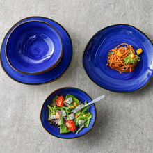 Lade das Bild in den Galerie-Viewer, Gestapelte Teller und Schüsseln aus dem handbemalten Keramik Tellerset „Potosi Ocean“