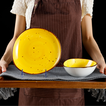 Lade das Bild in den Galerie-Viewer, Keramik Schüssel Ø 15 cm – Serie „Potosi Sun“, handbemalt – in der Hand präsentiert